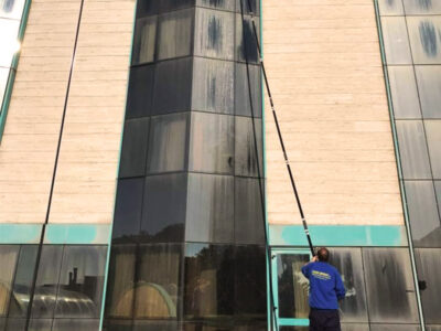 Pulizia vetri in altezza da terra