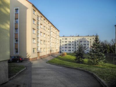 Pulizia spazi esterni condominio: vialetti e parcheggi
